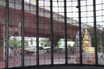 largest duty-free shopping mall in the world ( P10 )