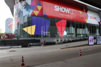 largest duty-free shopping mall in the world ( P10 )